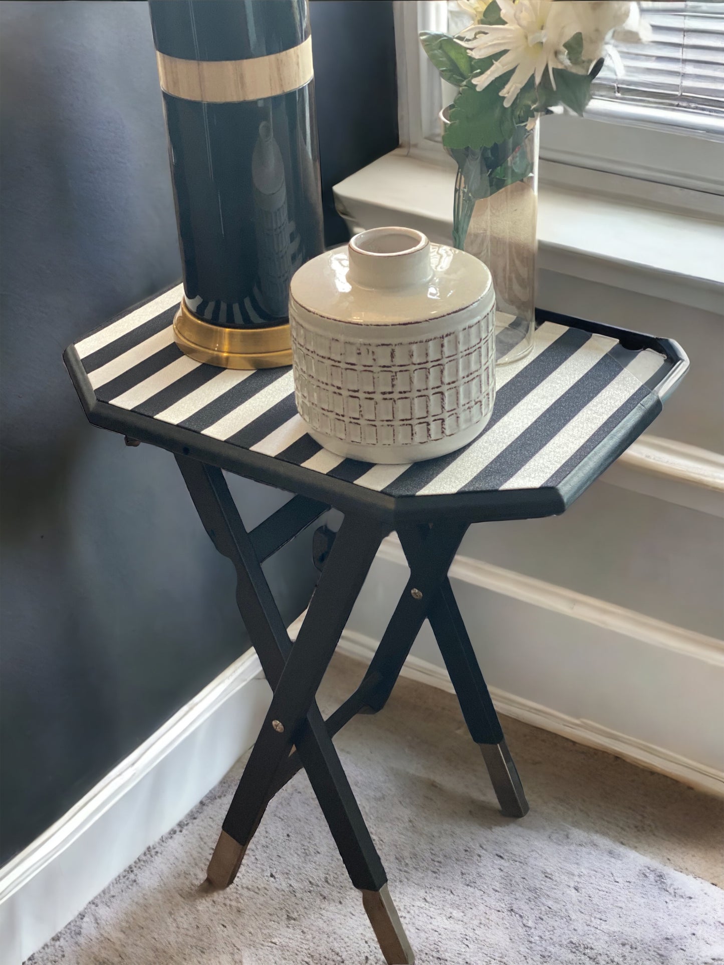 IZNIK Table Black & White With a Foldable Base