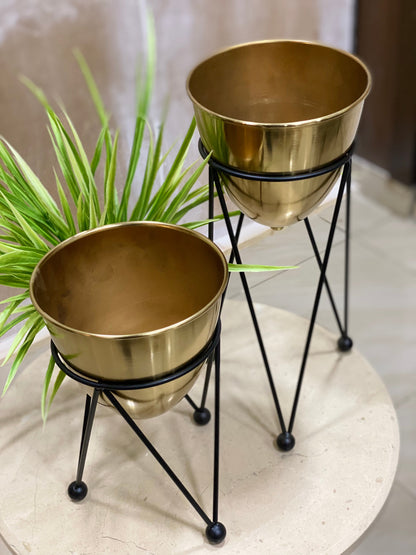 KANGAR Metal planter with a black base (small)